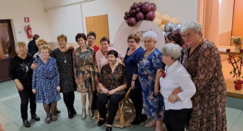 Dzień seniora w sołectwie. Był tort, występy artystyczne i kolacja