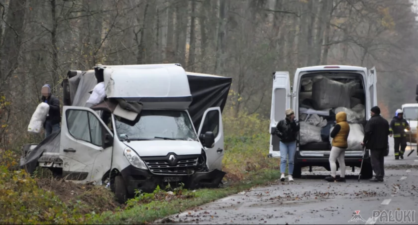 Volkswagenem najechała na tył renault. Auto przekoziołkowało