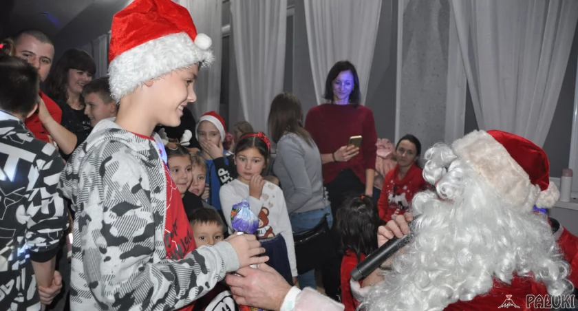 Mikołajki w Domu Kultury. Paczki otrzymało ponad 100 dzieci (wideo + zdjęcia)