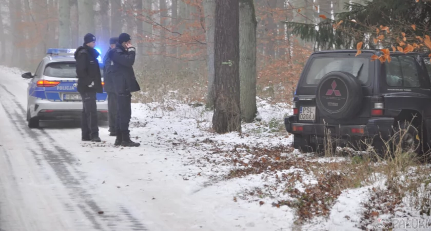 Uwaga na oblodzenia jezdni. Samochody wypadały z drogi i dachowały