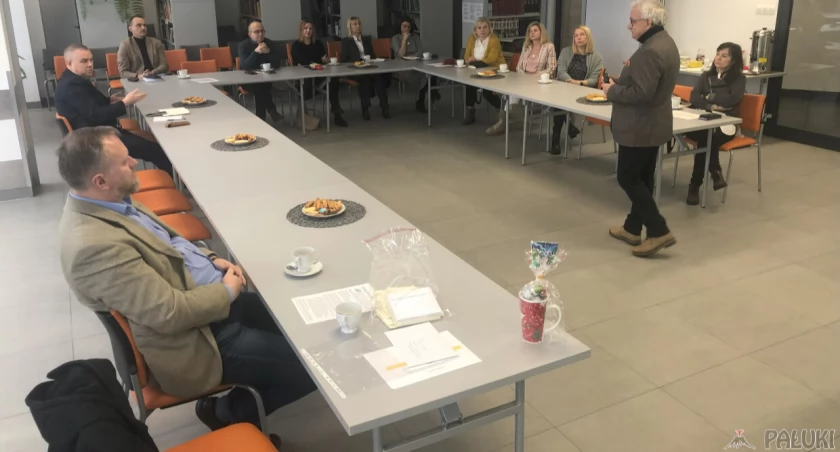 Dyrektorzy szkół na wykładzie w ramach Sieci współpracy i samokształcenia