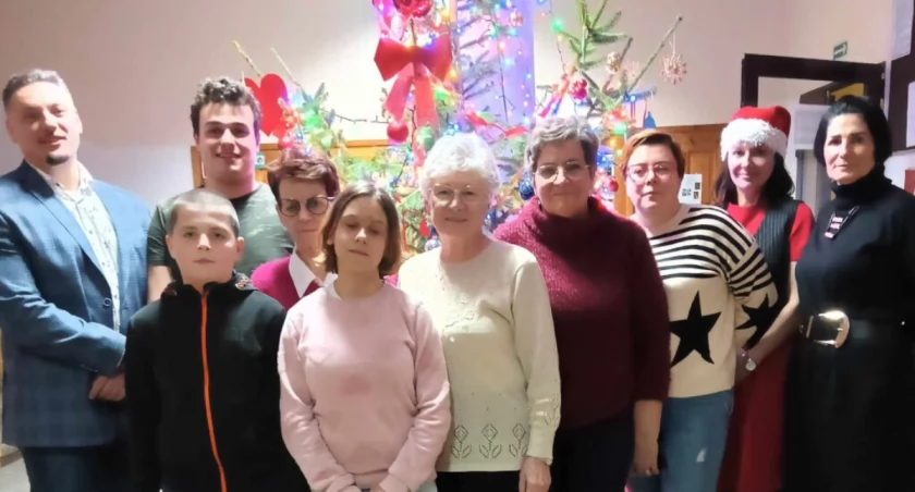 Uczniowie z seniorkami tworzyli w Szerzawach świąteczne anioły (zdjęcia)
