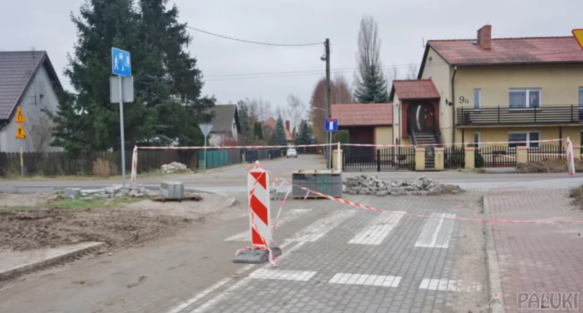 Z ulicy Kausa zamknęli wyjazd na ulicę Padniewską. Brak oznakowania utrudnia życie kierowcom
