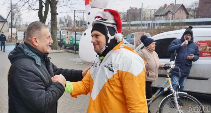 Przejechał rowerem 700 km non stop, bez snu (wideo + zdjęcia)