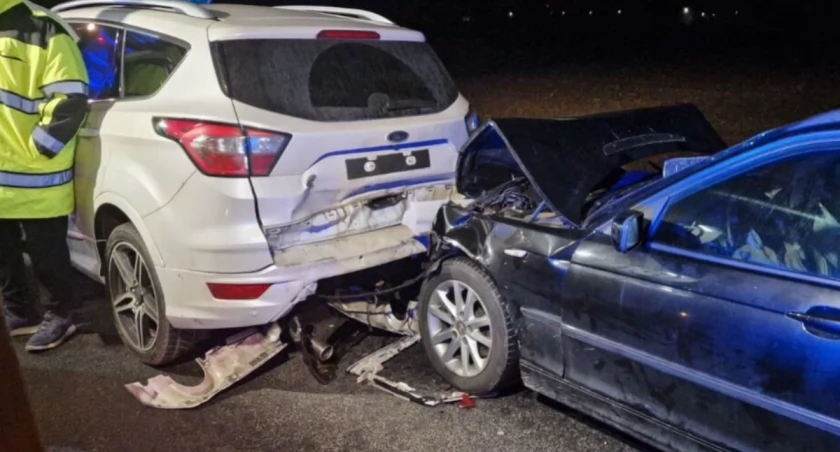 Zderzenie dwóch aut na krajowej 15. Kierowca bmw z urazem głowy