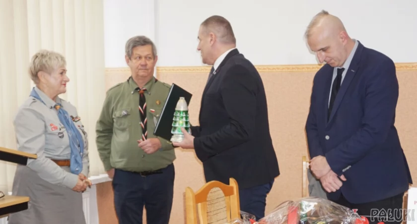 Radni powiatowi rozpoczęli obrady. Z Betlejemskim Światłem Pokoju weszli harcerze (wideo + zdjęcia)