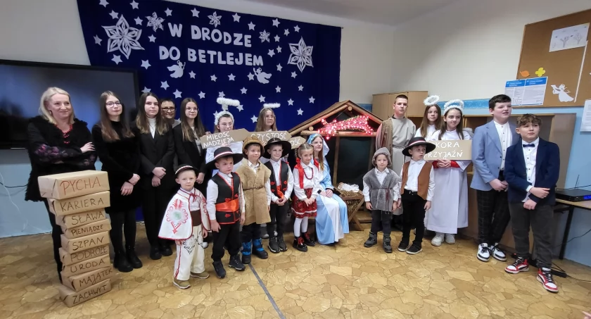 W drodze do Betlejem zatrzymano się w szkole w Strzelcach (zdjęcia)