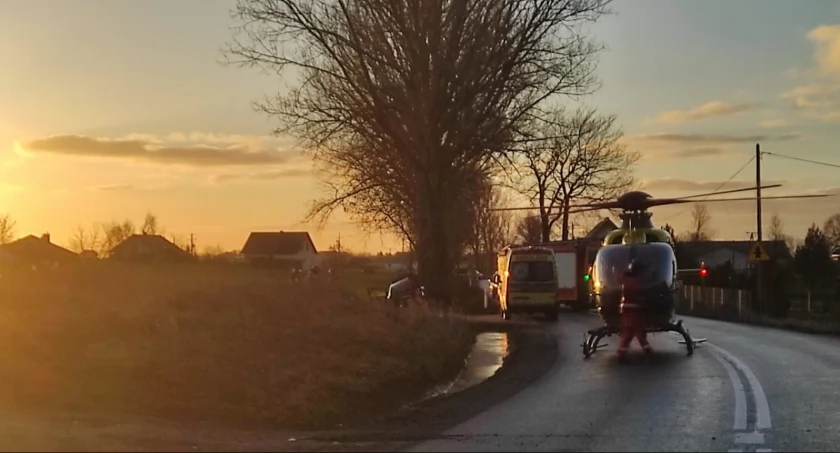 Opel astra uderzył w drzewo. Dziecko odwiezione do szpitala helikopterem, a kierująca - karetką pogotowia