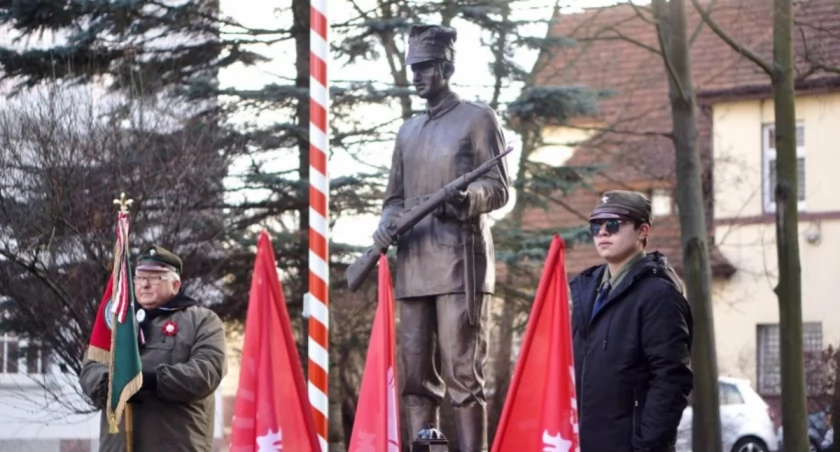 Na skwerze przy ratuszu pamiętali o powstańcach wielkopolskich (zdjęcia)