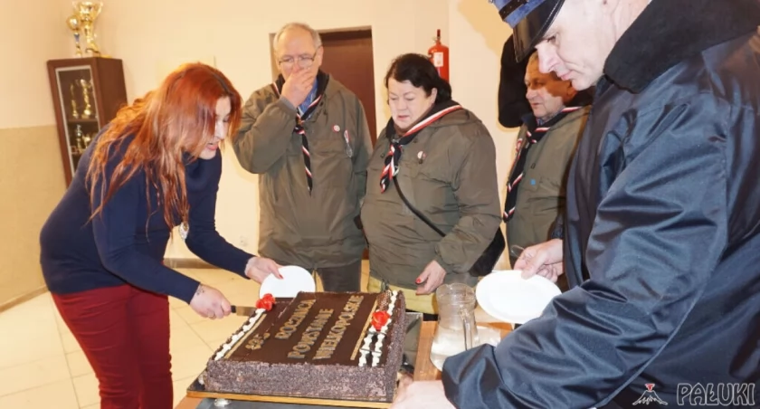 Powstańcze obchody w Wylatowie, tort i kiełbaski z grilla (zdjęcia)