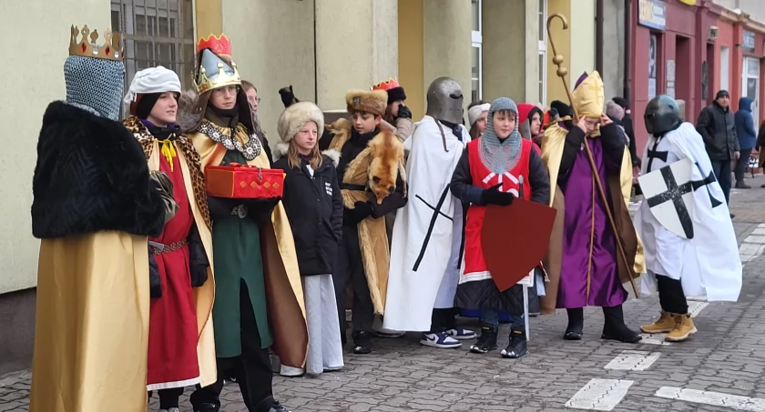 Mogileński Orszak Trzech Króli przeszedł z rynku do klasztoru na wspólne kolędowanie (wideo + zdjęcia)
