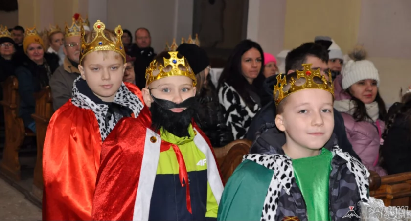 Po jasełkach w bazylice, królowie w orszaku jechali bryczką do stajenki (wideo + zdjęcia)