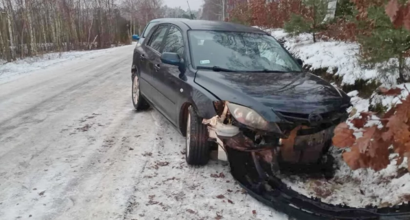 Koło Gołąbek mazda wpadła w poślizg i zderzyła się z ciągnikiem