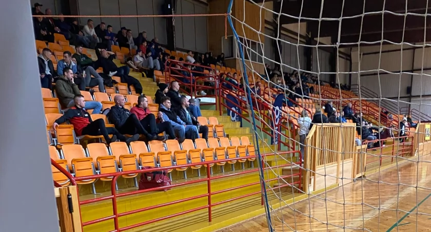 Liga halowa w Trzemesznie. Serwis Opon Kruchowo utrzymał fotel lidera
