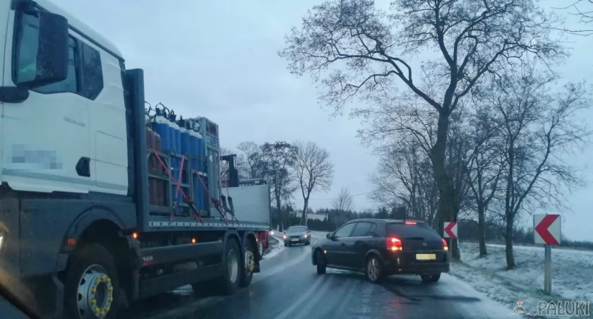Od rana na drogach i chodnikach jak na ślizgawkach. Samochody tańczą, nie mogą ruszyć z miejsca