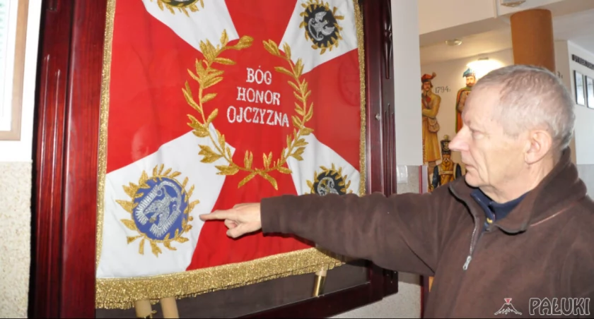 Zespół Szkół w Dąbrowie pełen prac Konrada Szarego (zdjęcia)
