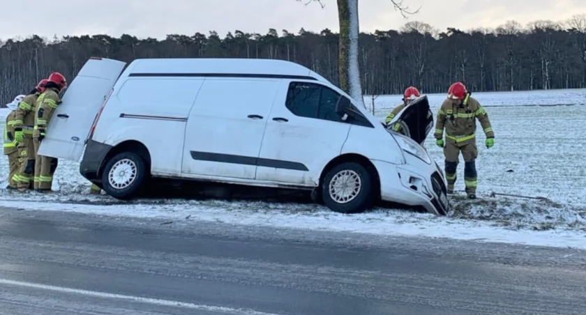Na drodze szklanka, auto dostawcze na drzewie