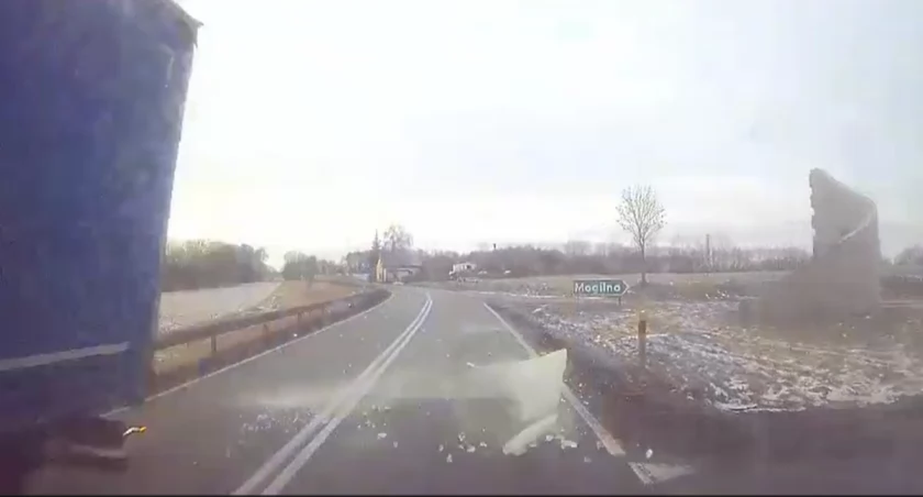 Spadająca bryła lodu z tira uszkodziła dostawcze iveco (wideo)