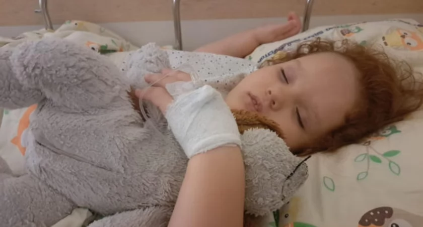 3-latnia Amelka przeszła badania w szwajcarskiej klinice i operację oka w Warszawie