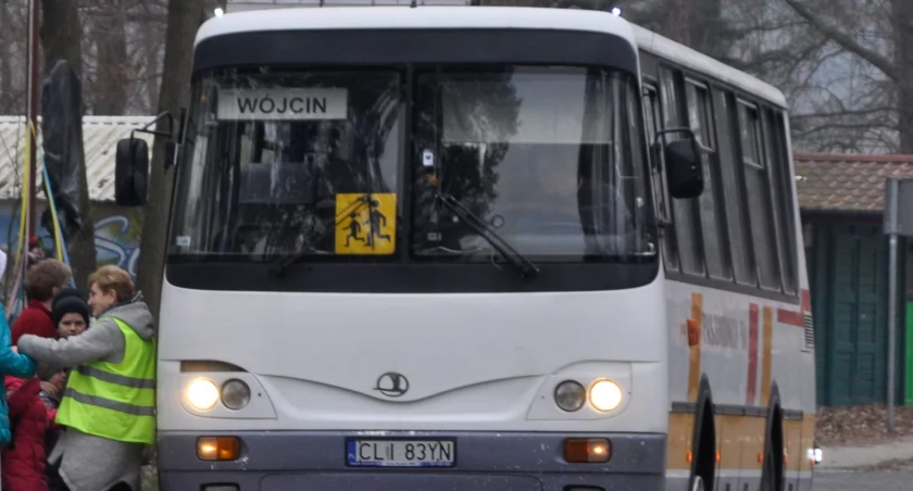 Na oblodzonej drodze, kierowca autobusu szkolnego zaprzestał jazdy