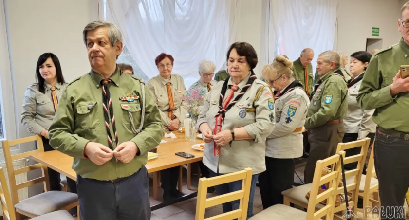 Seniorzy harcerze Wspólnoty Skulskiej ZHP przy wspólnym stole (zdjęcia)