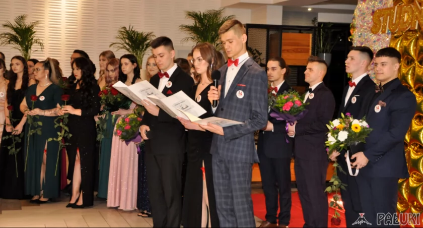 Studniówkowy bal Zespołu Szkół w Strzelnie. Panie w wieczorowych kreacjach, panowie w eleganckich garniturach (wideo + zdjęcia)