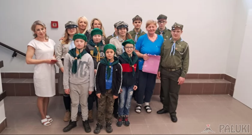 Harcerze i zuchy z SOSW w Strzelnie przygotowali dla chorych kartki z życzeniami i słodki upominek