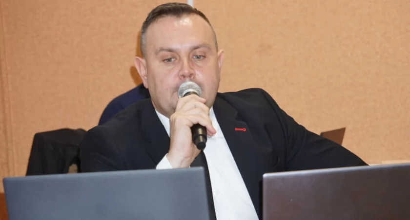 Prezes Fundacji Powiatu Mogileńskiego nie chciał podać na sesji Rady Powiatu kwot ubezpieczenia zwierząt i budynku inwentarskiego