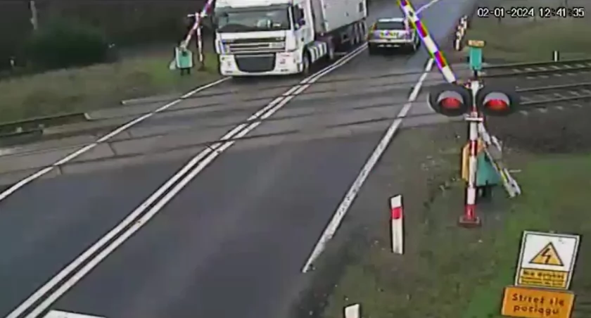 Wiecanowo: wjechali na przejazd kolejowy przy włączonej czerwonej sygnalizacji (wideo)