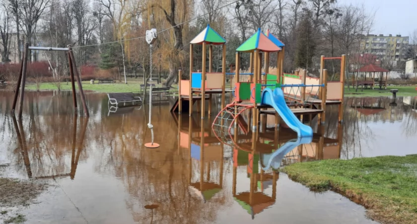 Podtopienia w parku - wodny plac zabaw. Czy głośniki fontanny będą działać?