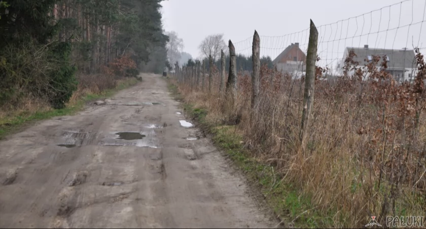 Mieszkańcy mają dość dziur i błota. Problemem jest kilku właścicieli drogi (zdjęcia)