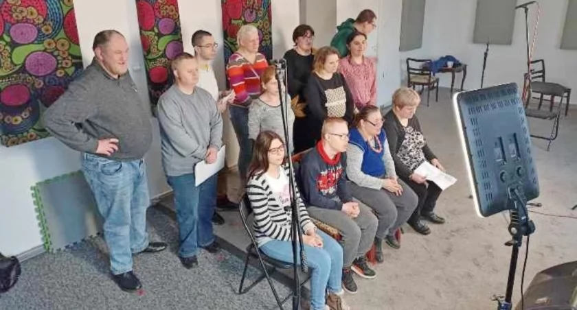 Grzechotki z butelek, bębny z wiaderek, kije deszczowe. Radosne Serca tworzą radosną muzykę (zdjęcia)