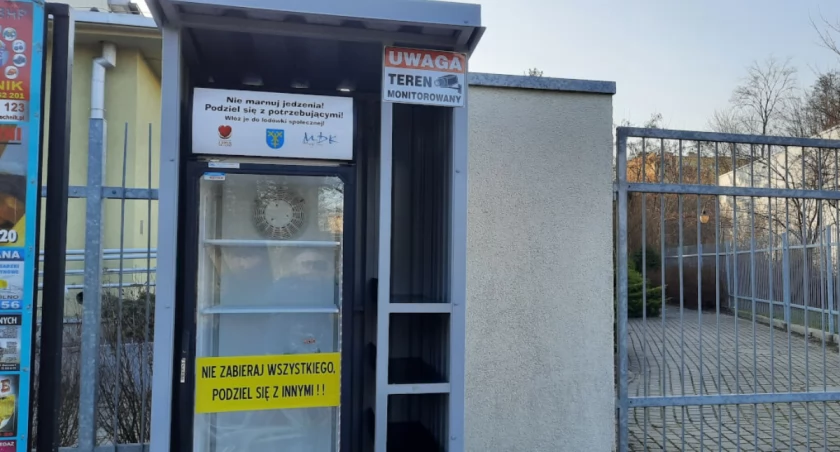Szokujący film. Mężczyzna podchodzi do lodówki w parku i wyrzuca jedzenie do kosza (wideo)
