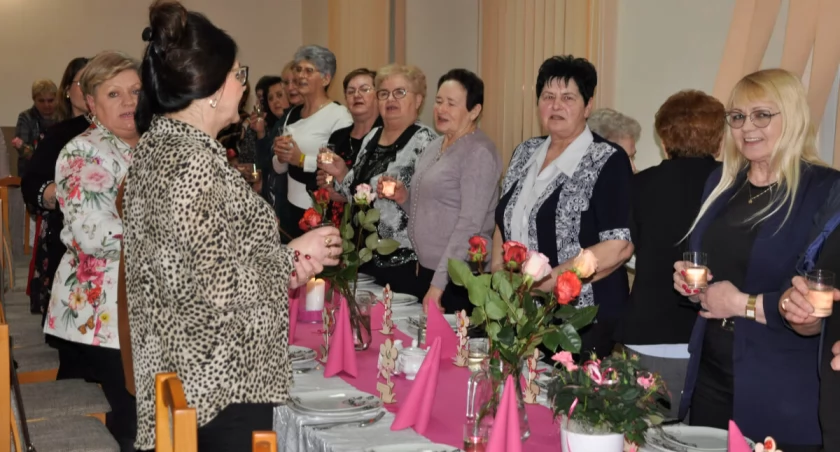 Róże, tort, kabaret i wykład o mocy kamieni (wideo + zdjęcia)