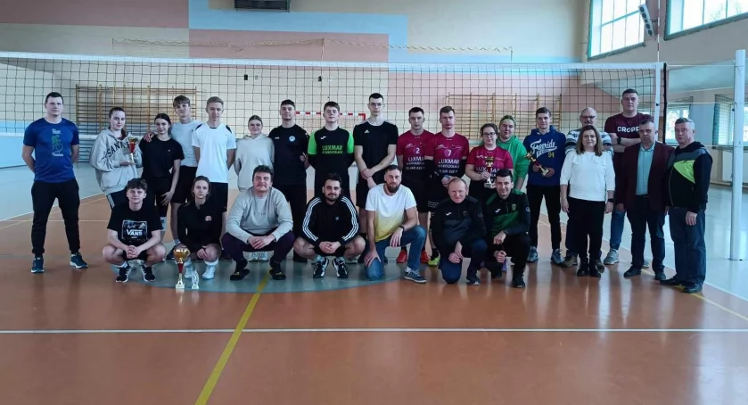 Charytatywny turniej piłki siatkowej w Dąbrowie (zdjęcia) 