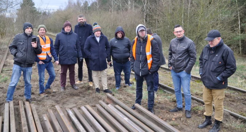1 km unikalnej w skali Europy linii kolejowej Mogilno-Orchowo już został rozebrany (wideo + zdjęcia)