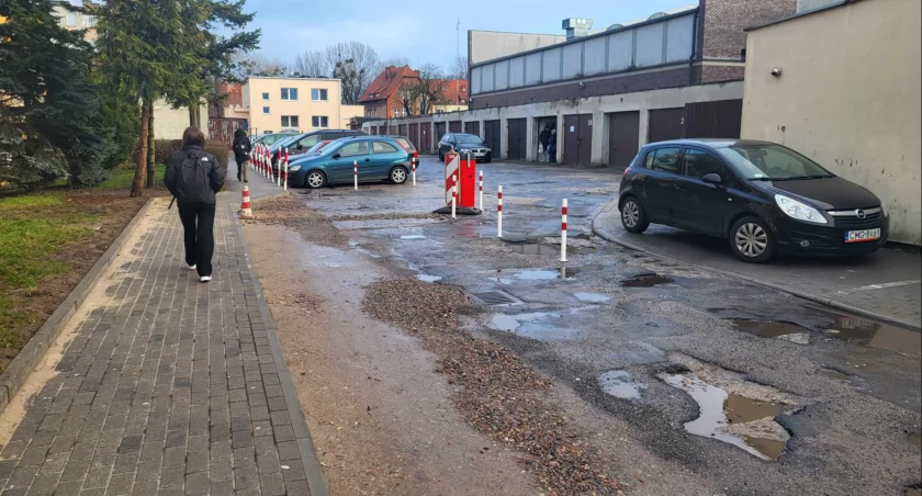 Trwają remonty klatek schodowych, docieplanie budynków, rozpoczyna się remont parkingu przy ul. Dworcowej (zdjęcia)