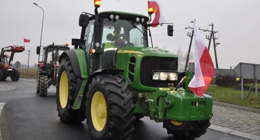 Rolnik potrącony podczas blokady przez kierowcę osobowego suzuki