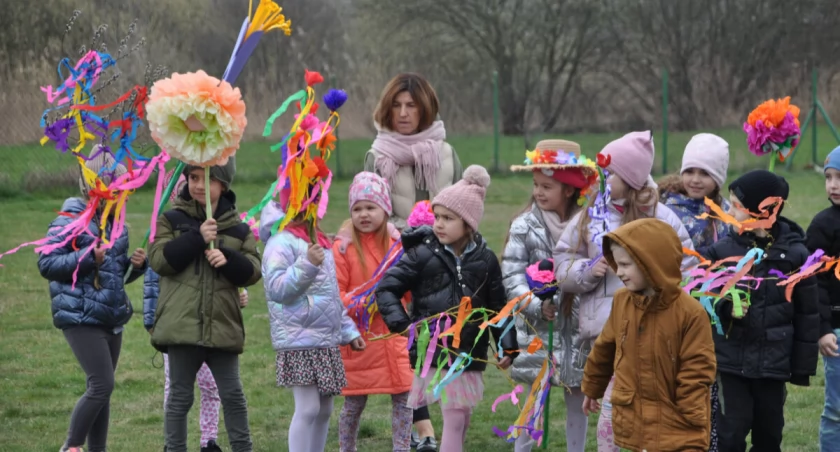 Kolorowo, ze śpiewem na ustach powitali wiosnę (zdjęcia)