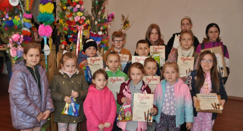 W Domy Kultury w Trzemesznie nagrodzili twórców wielkanocnych palm (wideo + zdjęcia)