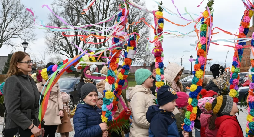 Widowiskowa procesja z kujawskimi palmami (wideo + zdjęcia)