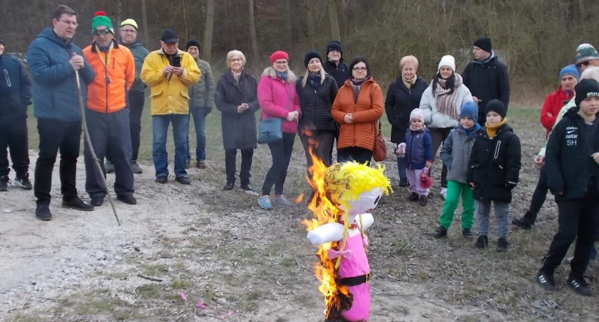 Modnie ubrana kolorowa marzanna spłonęła na plaży w Łąkiem (zdjęcia)