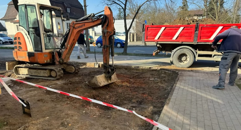 Remonty parkingów, nowe miejsca parkingowe i szlaban (zdjęcia)