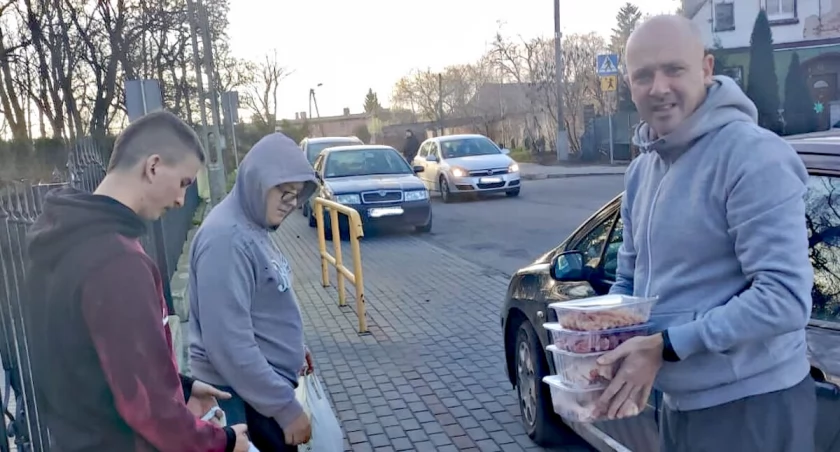 Pomocna dłoń dostarcza żywność potrzebującym
