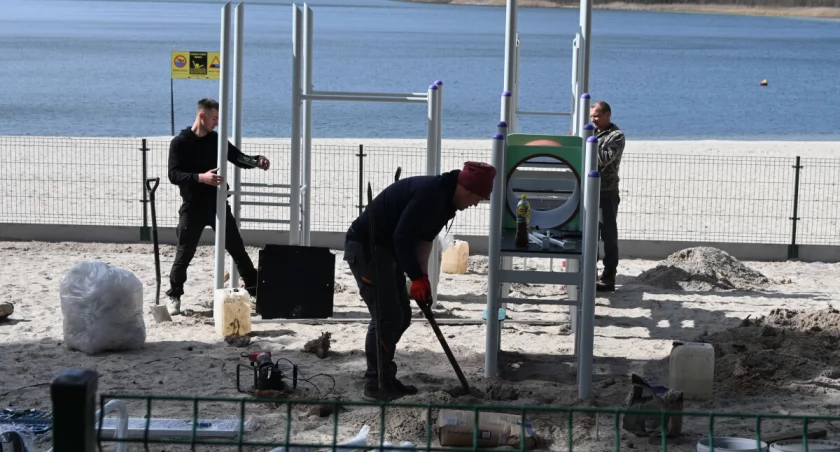 Rozbudowują plac zabaw na plaży głównej. Pojawią się szafki skrytkowe i przenośne trybuny