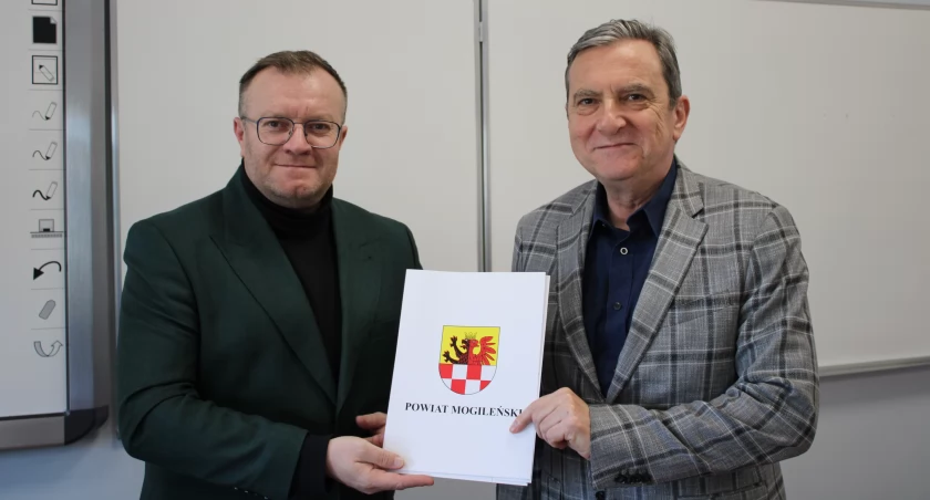 Listy gratulacyjne i upominki od starosty dla uczniów i nauczycieli ZS w Strzelnie