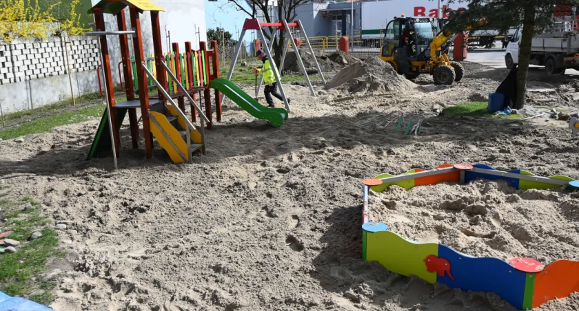 Nowy plac zabaw u stóp wieży ciśnień