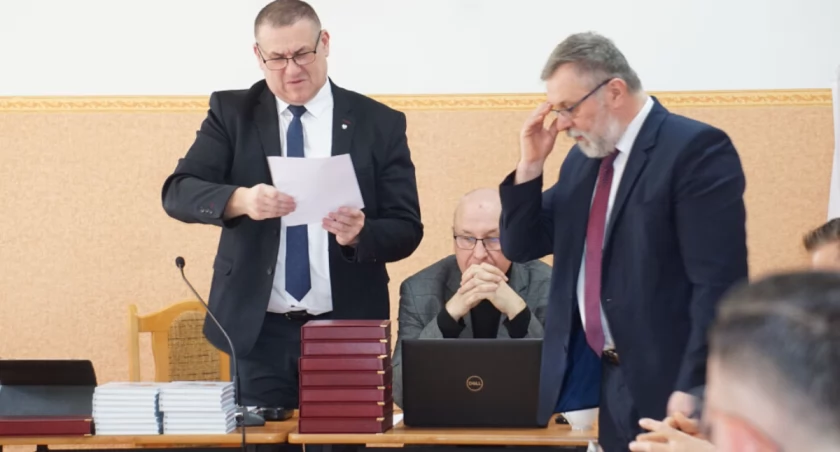 Bunt w powiatowej koalicji? Dlaczego nadzwyczajna sesja nie wyglądała tak, jak chciał starosta Tomasz Krzesiński?