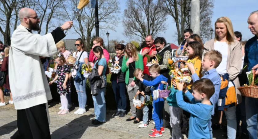 Święcenie pokarmów na dziedzińcu strzeleńskiej bazyliki (wideo + zdjęcia)