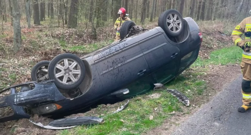 Pijana najpierw staranowała płot, później dachowała